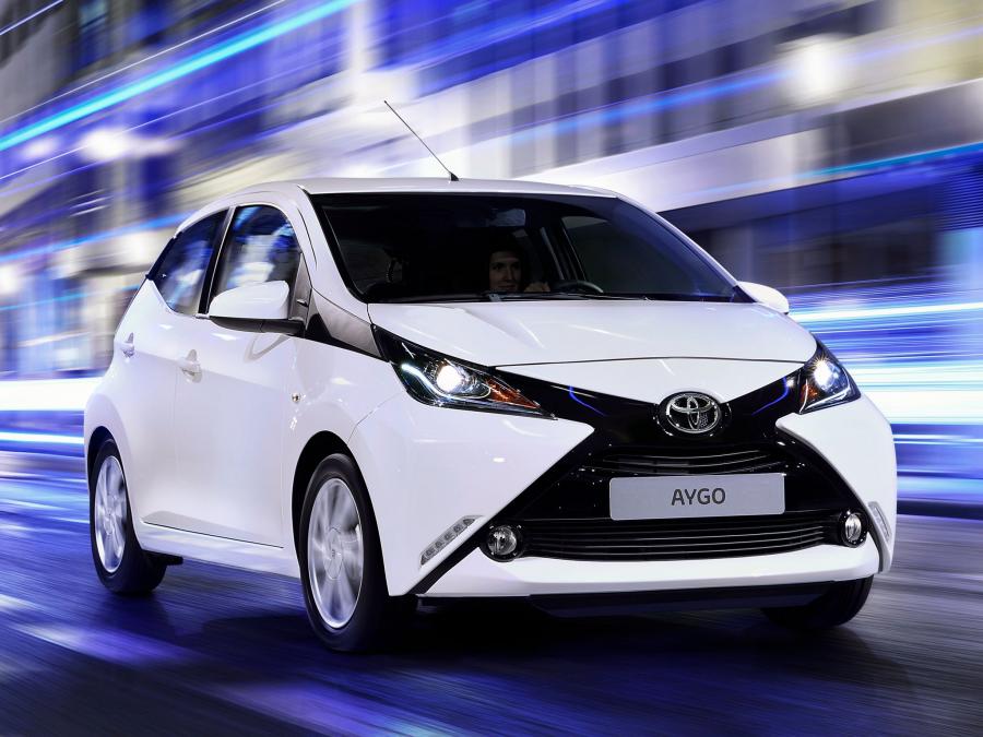  Toyota Aygo x-play 5-Door 2014 года  (фото 5 из 17)
